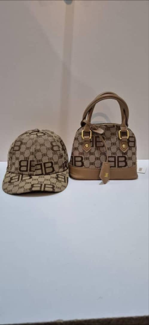 Sac avec casquette